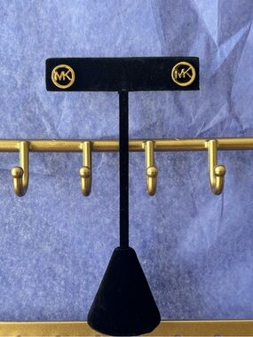 MICHAEL KORS
Small Logo Charm Stud Earrings Gold